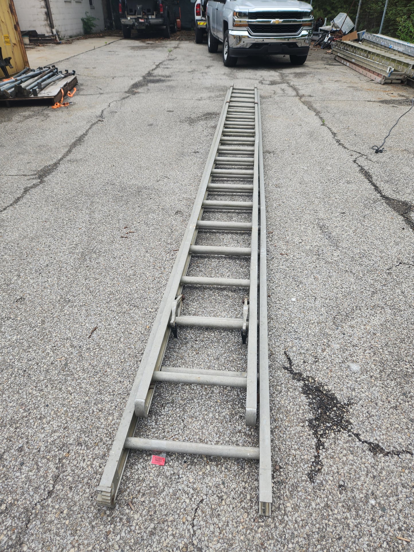 40 foot extension ladder. No feet, locks work fine. There is some bend in the ladder