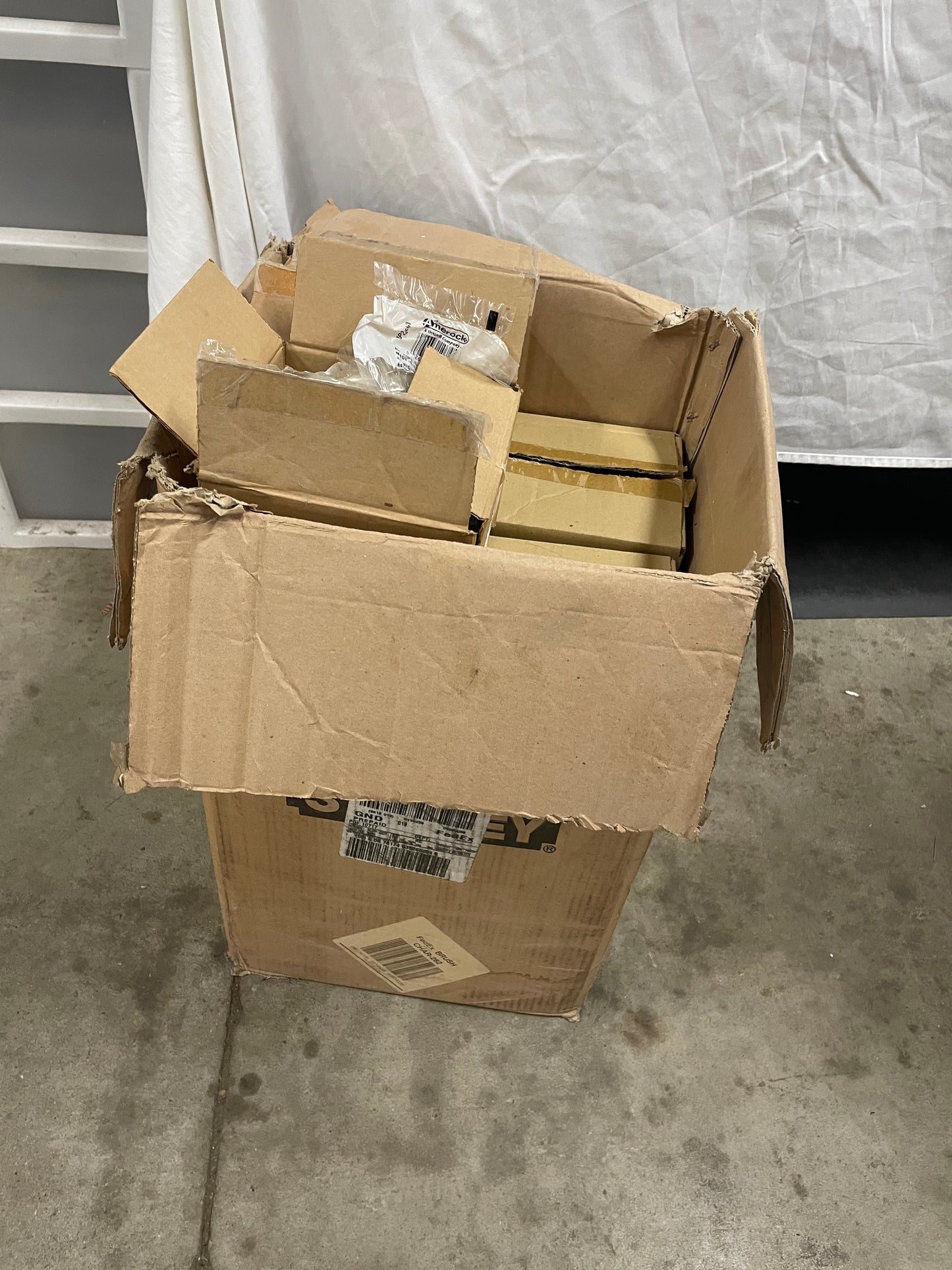 Stanley Amerock Heavyweight Doorstop. Metal doorstop. Packs of one. Boxes of 25. 13 boxes of 25. In package. 5169558