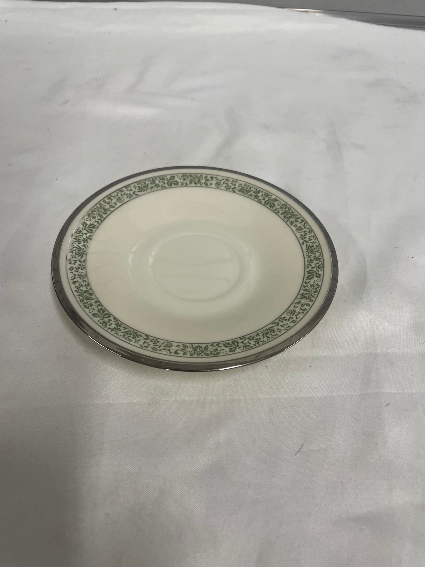 Lenox Memoir Collection Fine China Dish Set w Tea Cups and Plates 6" & 8" Dishes. LIKE NEW in case