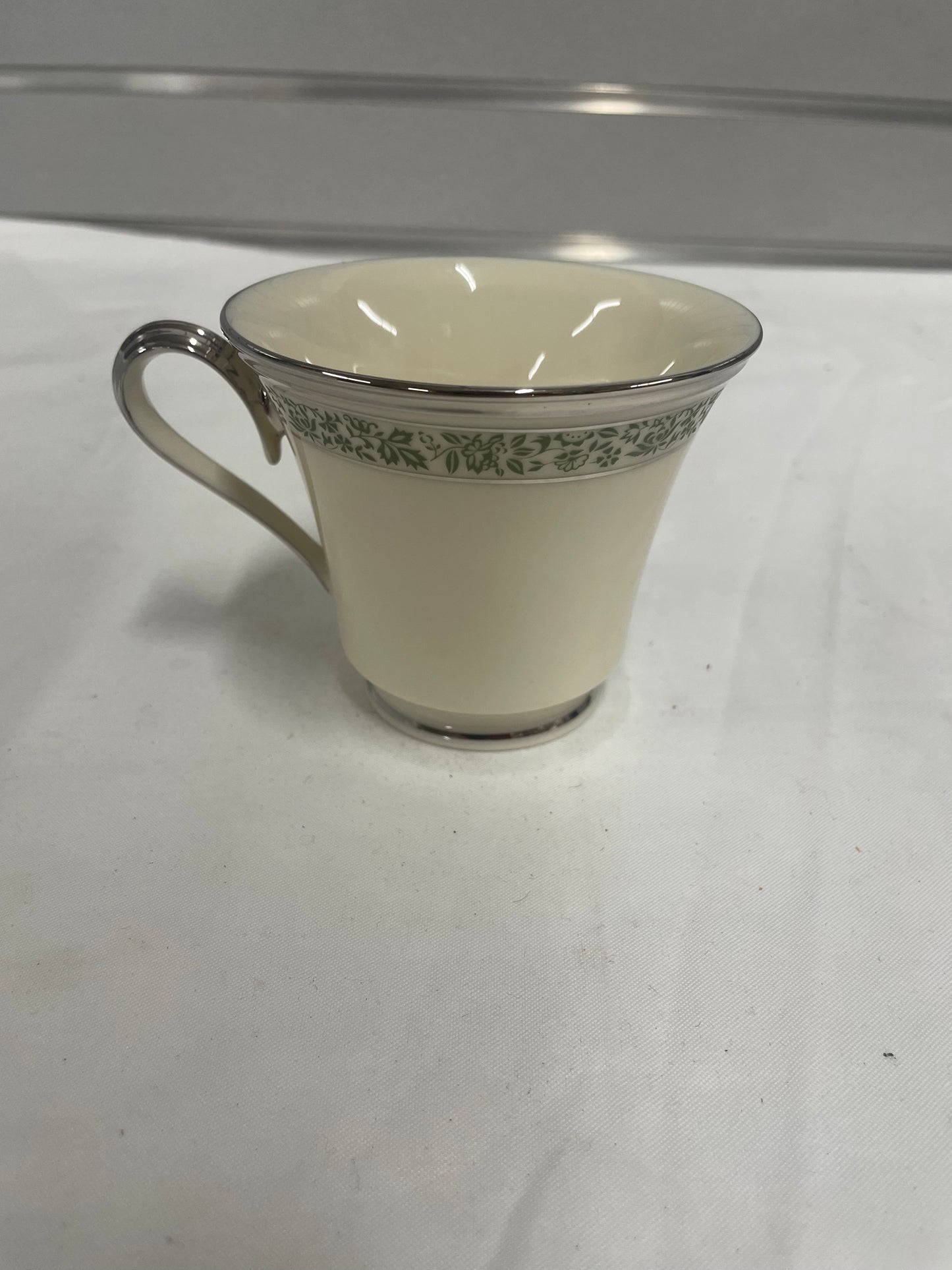 Lenox Memoir Collection Fine China Dish Set w Tea Cups and Plates 6" & 8" Dishes. LIKE NEW in case