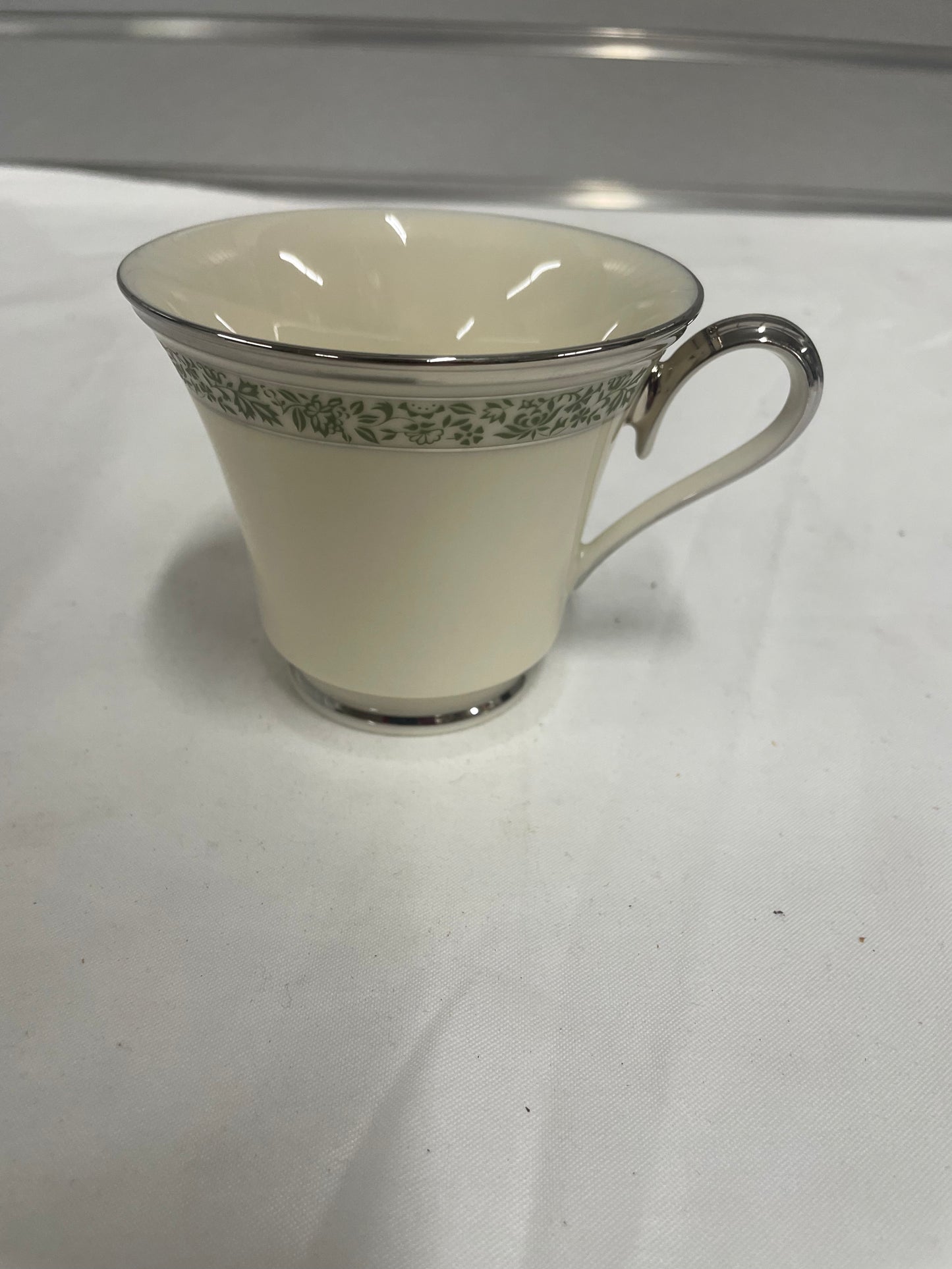 Lenox Memoir Collection Fine China Dish Set w Tea Cups and Plates 6" & 8" Dishes. LIKE NEW in case
