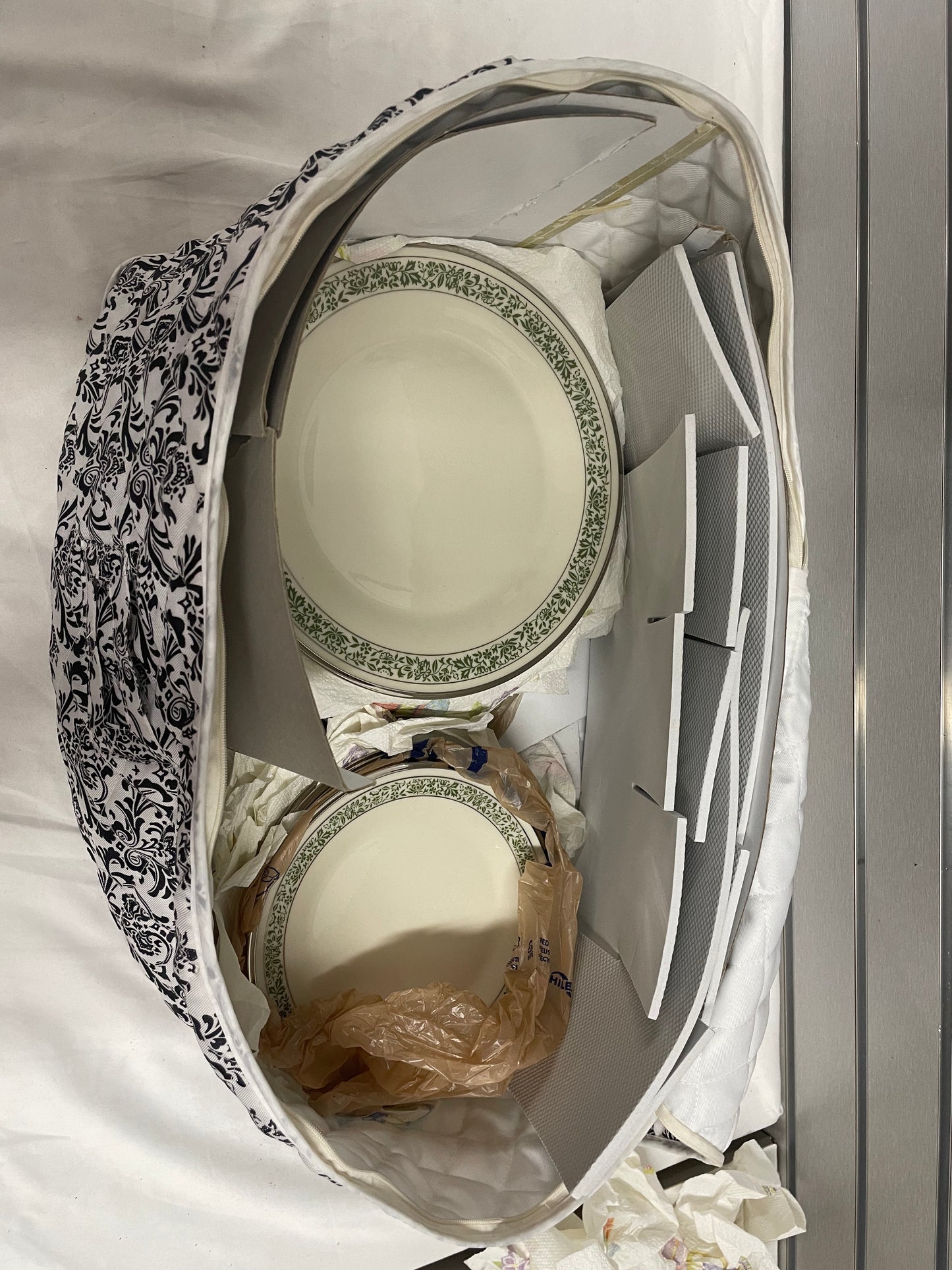 Lenox Memoir Collection Fine China Dish Set w Tea Cups and Plates 6" & 8" Dishes. LIKE NEW in case