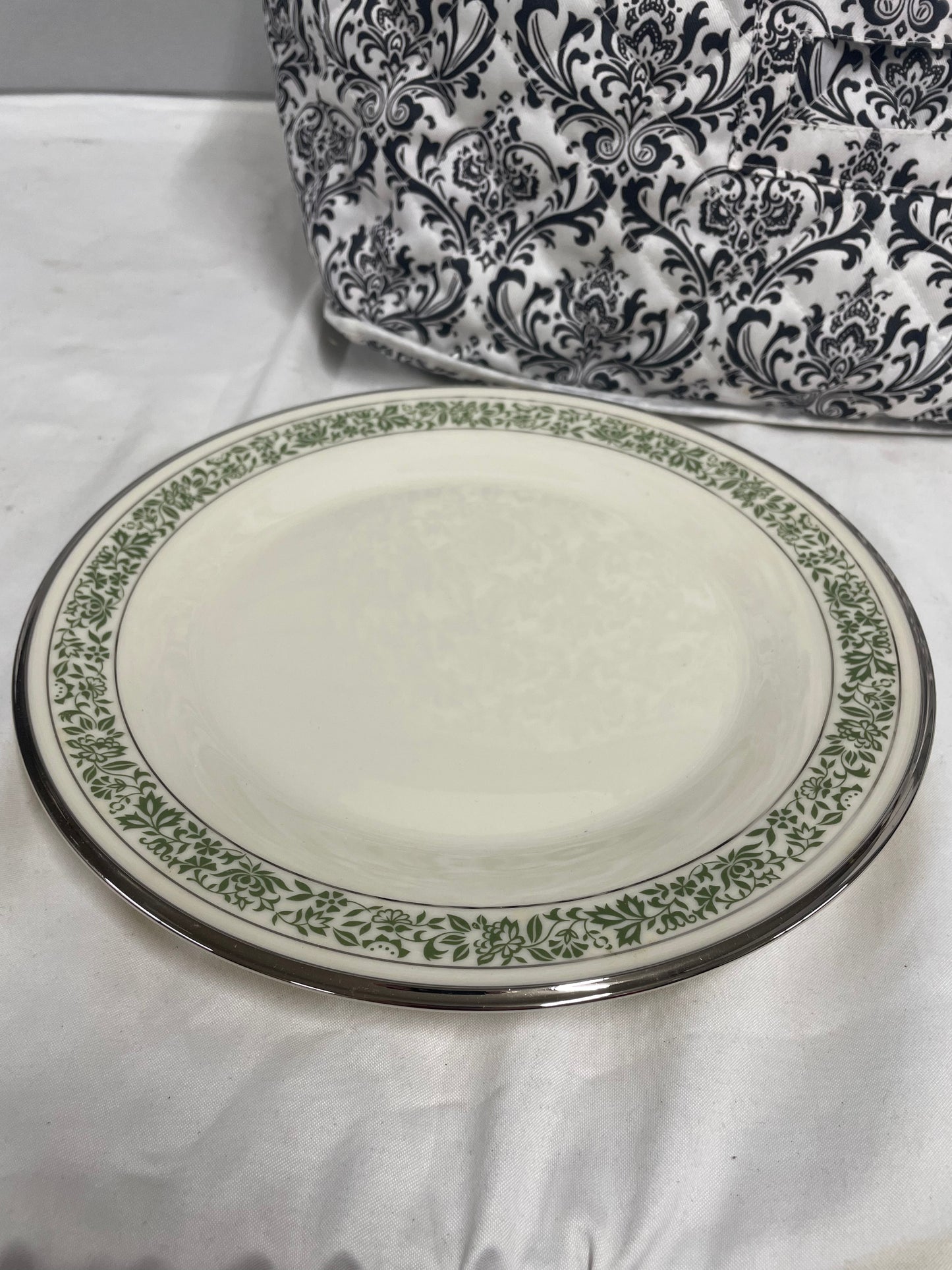 Lenox Memoir Collection Fine China Dish Set w Tea Cups and Plates 6" & 8" Dishes. LIKE NEW in case