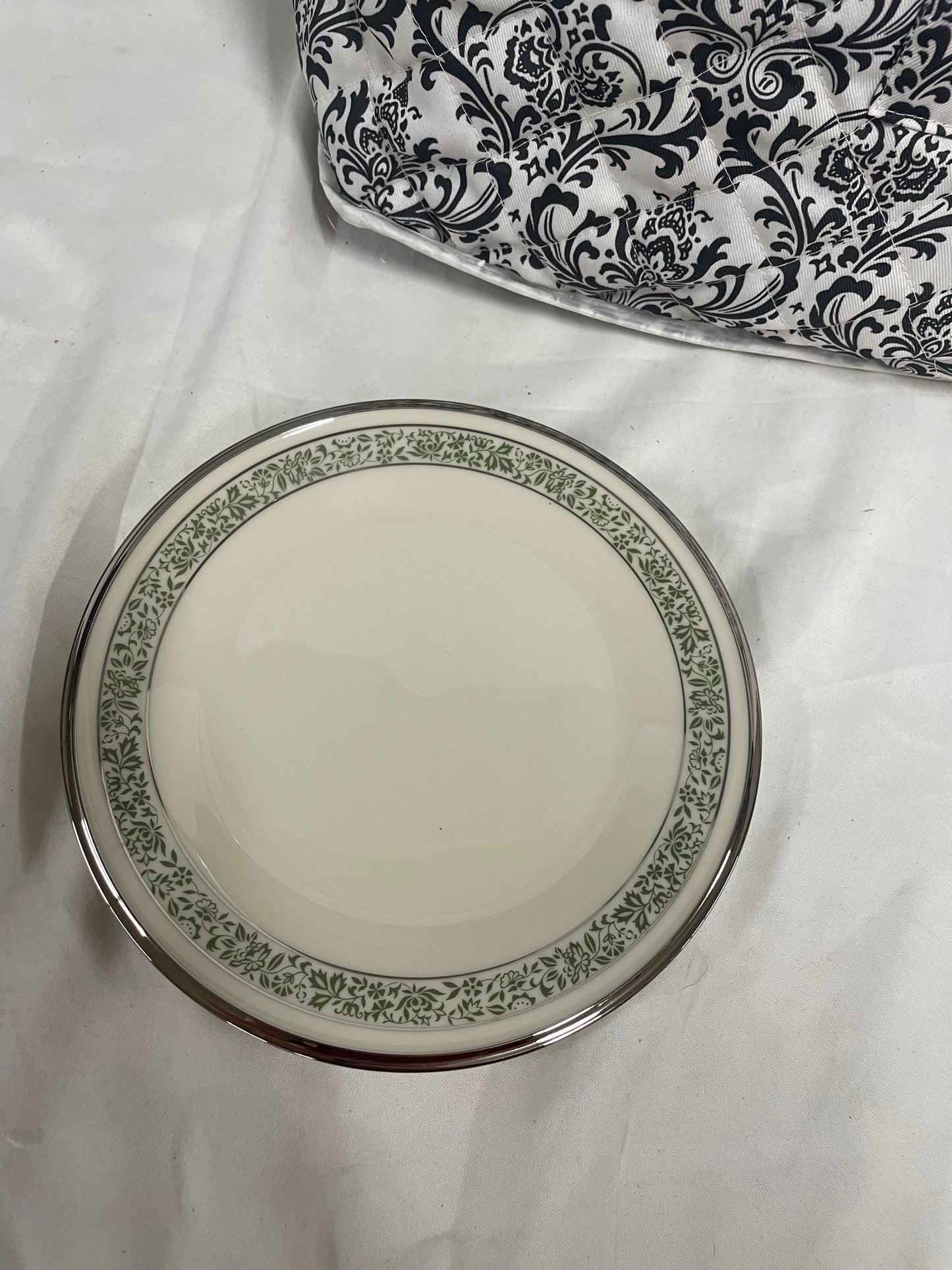 Lenox Memoir Collection Fine China Dish Set w Tea Cups and Plates 6" & 8" Dishes. LIKE NEW in case