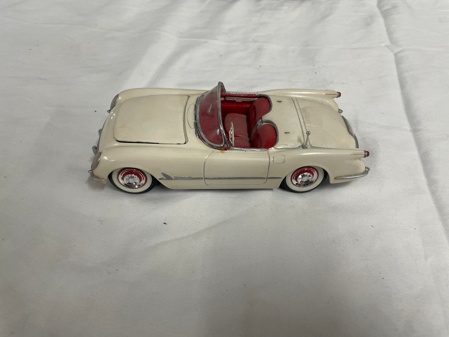 1953 Die Cast Corvette with Plaque. White Corvette, convertible top comes off 1:24 Scale.