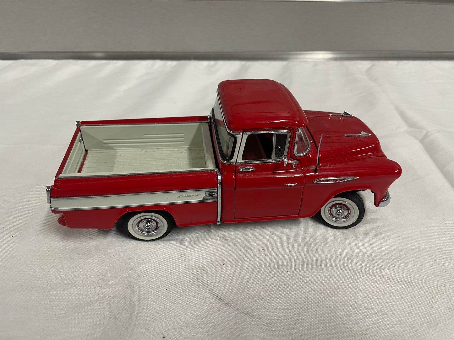 1/24 Scale Danbury Mint Die-Cast 1957 Chevrolet Cameo Carrier Pickup Truck