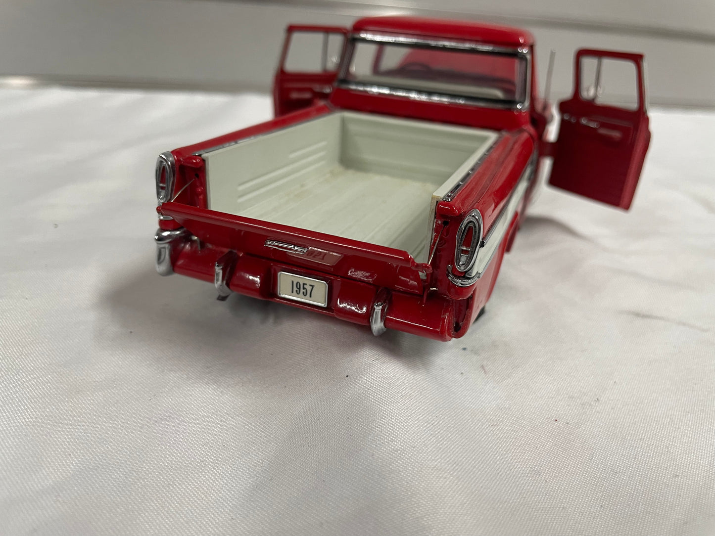 1/24 Scale Danbury Mint Die-Cast 1957 Chevrolet Cameo Carrier Pickup Truck