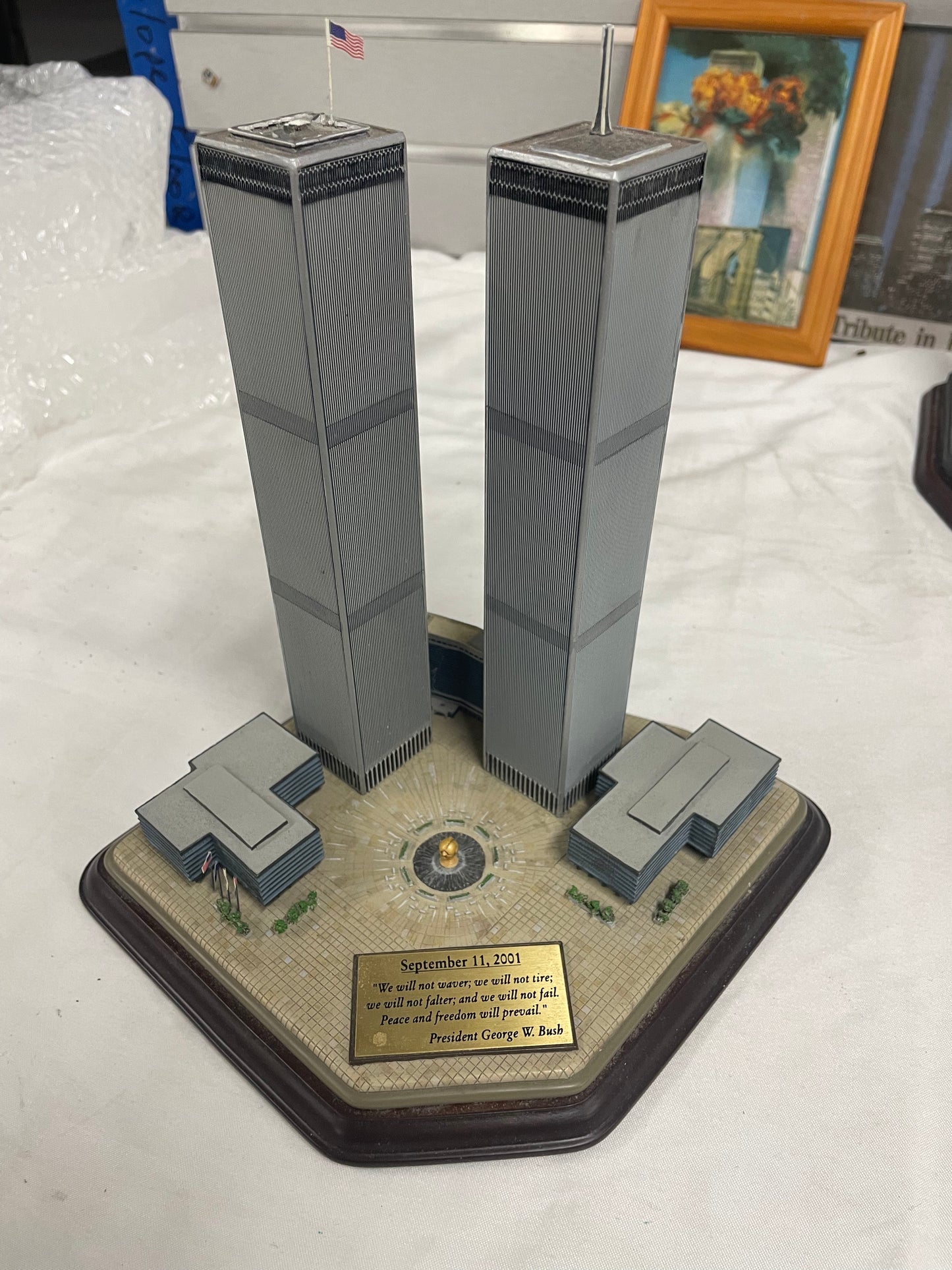 September 11, 2001Trubute Pictures and Models. Comes with 2 handcrafted models and three pictures with frames 5170057