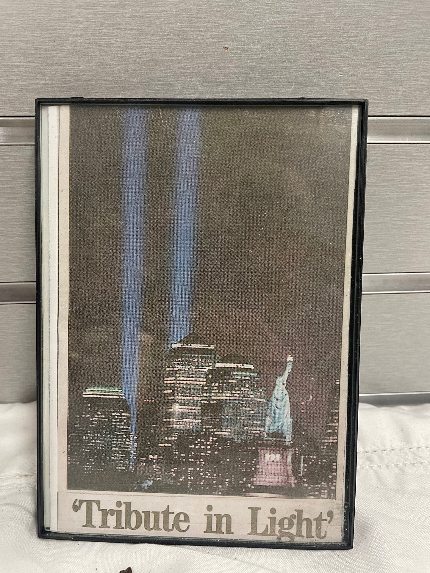 September 11, 2001Trubute Pictures and Models. Comes with 2 handcrafted models and three pictures with frames 5170057