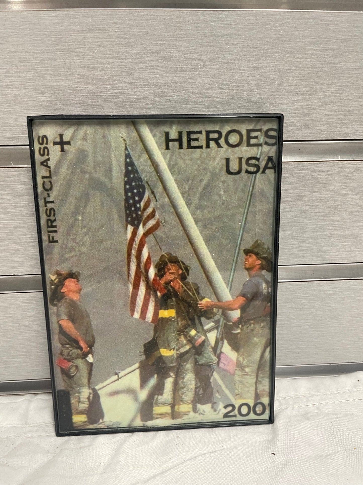 September 11, 2001Trubute Pictures and Models. Comes with 2 handcrafted models and three pictures with frames 5170057