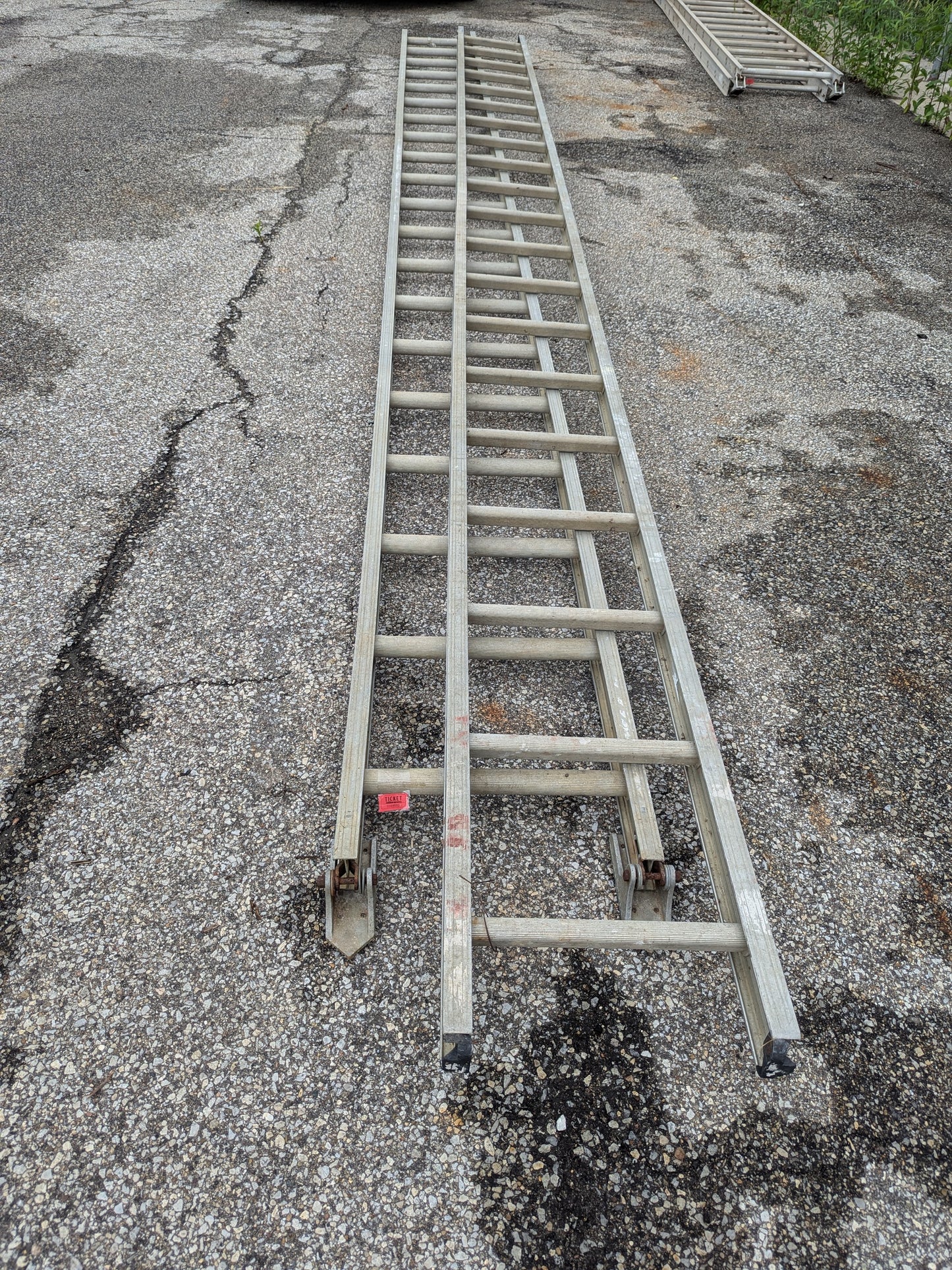 40 extension ladder, no locking dogs available, no hayard. Good for (2) straight ladders