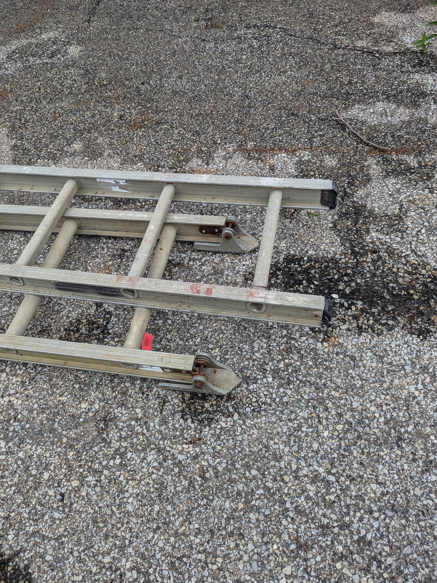 40 extension ladder, no locking dogs available, no hayard. Good for (2) straight ladders