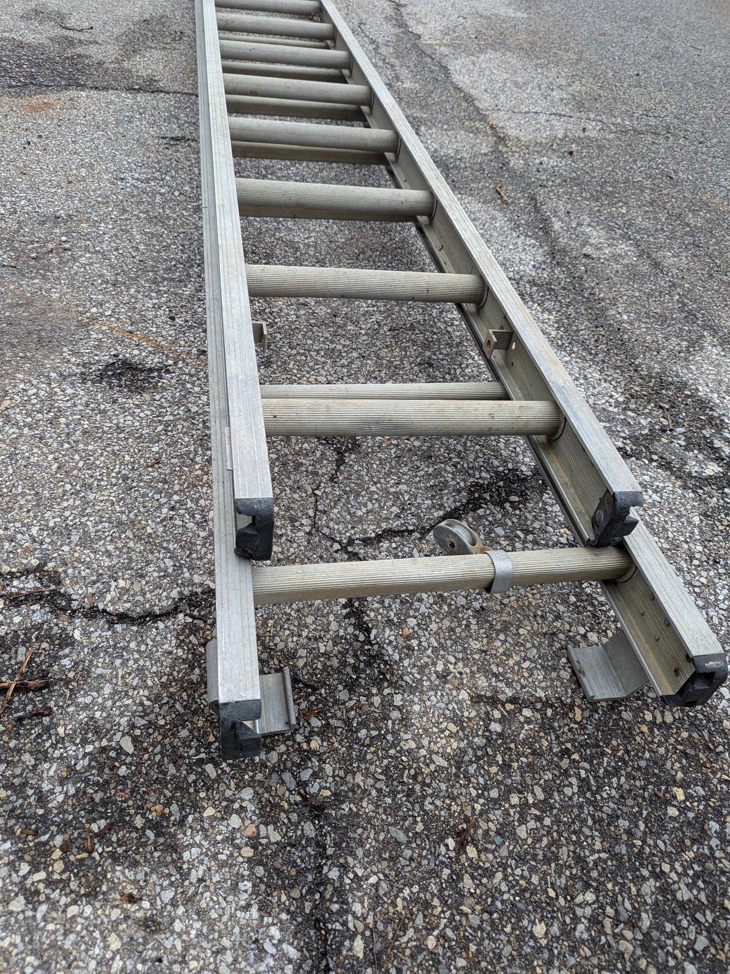 40 extension ladder, no locking dogs available, no hayard. Good for (2) straight ladders