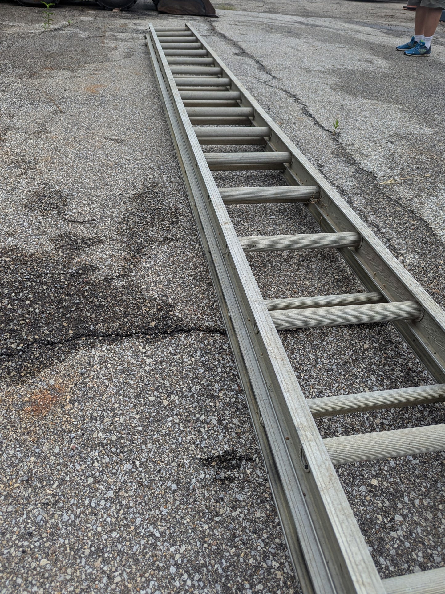 40 extension ladder, no locking dogs available, no hayard. Good for (2) straight ladders