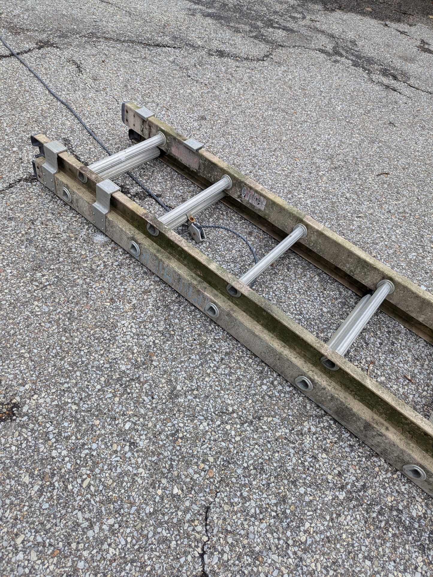 Fiberglass 40 foot extension, feet, locks, pulley in working order. Base and fly are straight