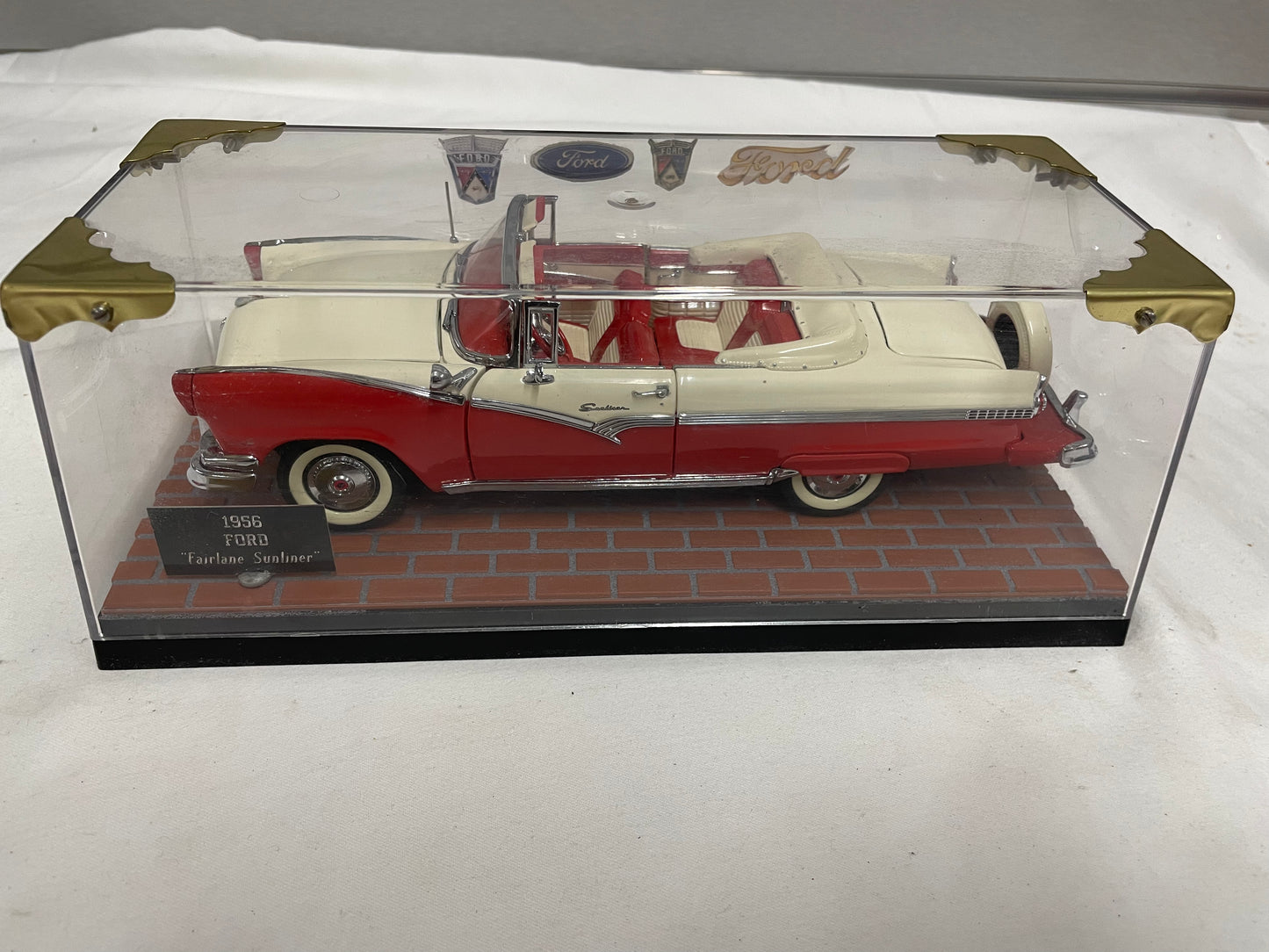 Danbury Mint 1956 Ford Fairlane Sunliner Die Cast 1:24 scale 5169385