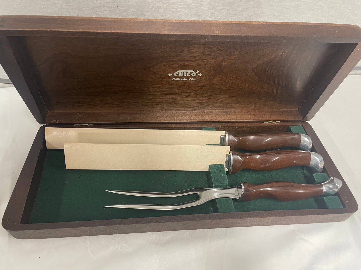 2 Piece Cutco Knife Carving Set + 8 Piece Steak Knife.  New in box with whats in picture Carving Booklet included.