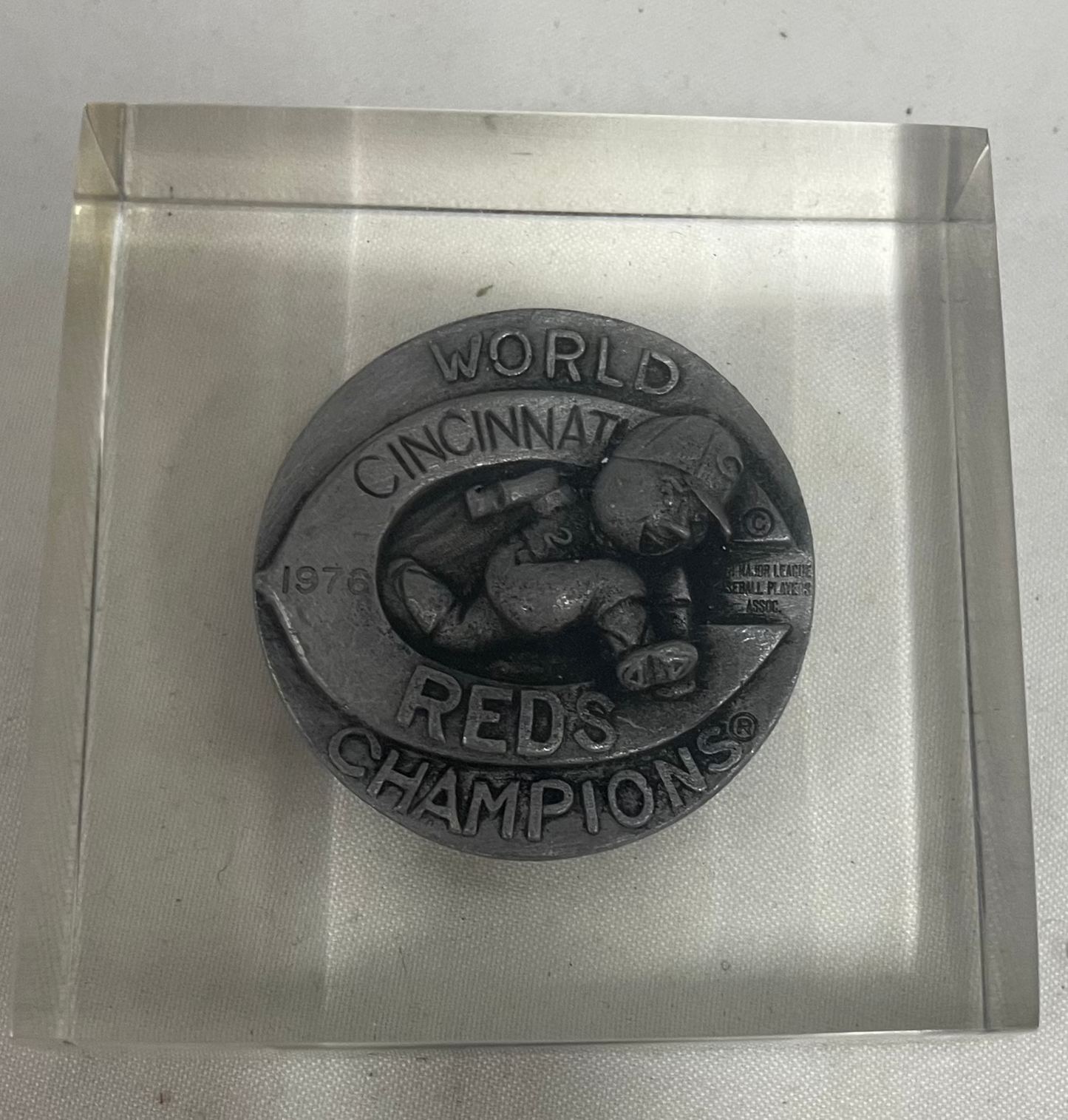 Cincinnati Reds 1976 World Champions Autographed Coin. In polyurethane casing. 3x3.