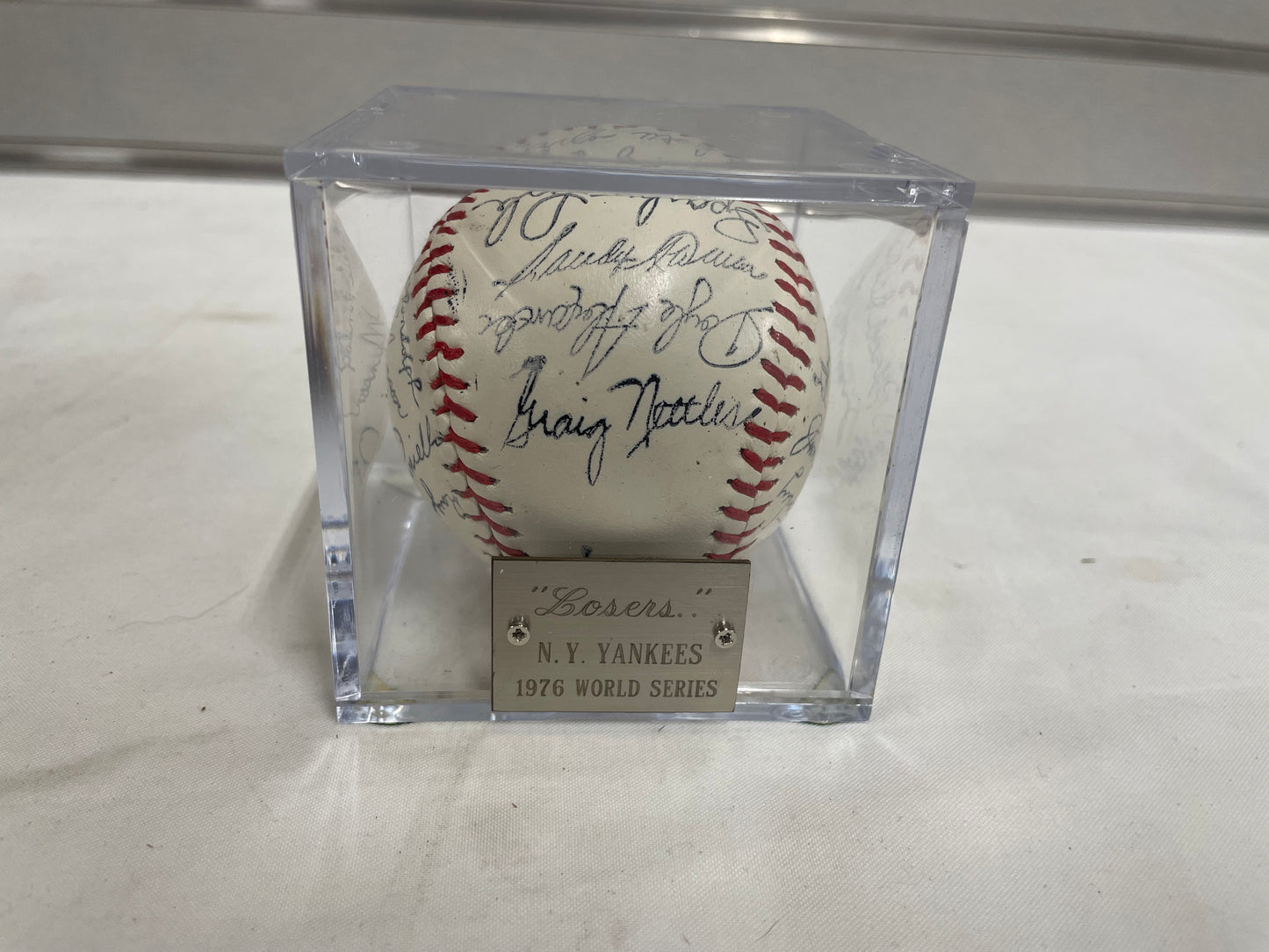 Signed baseball from 1976 World Series. New York Yankee. With display case. Team Signed Auto Baseball Ball Souvenir