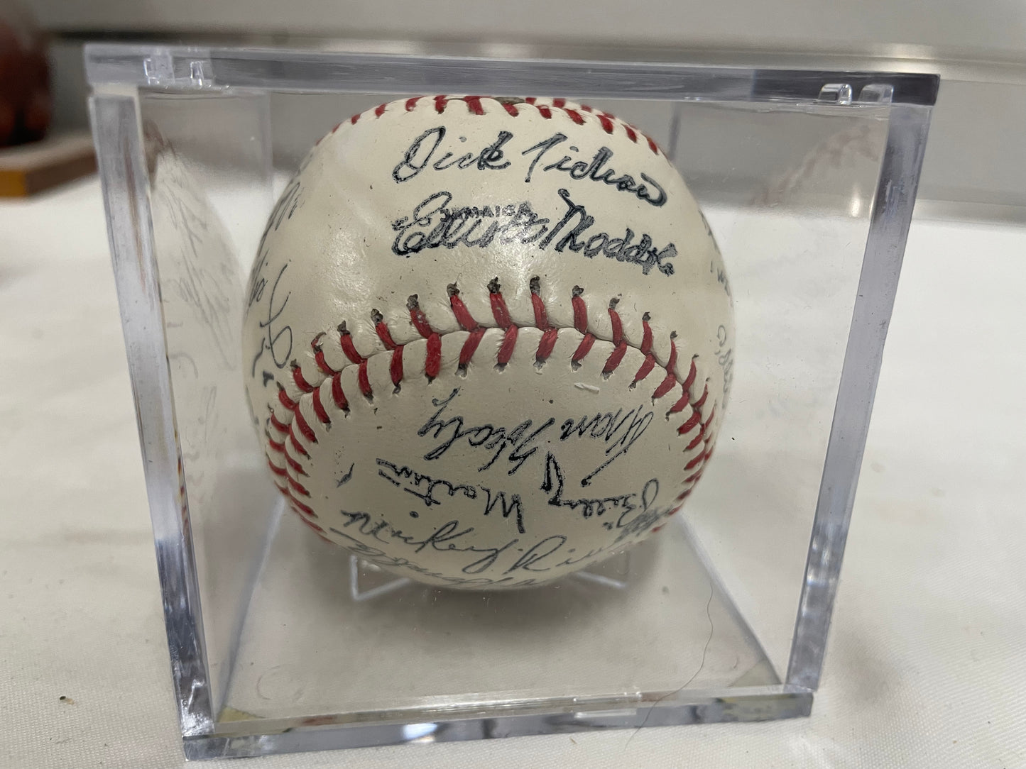 Signed baseball from 1976 World Series. New York Yankee. With display case. Team Signed Auto Baseball Ball Souvenir