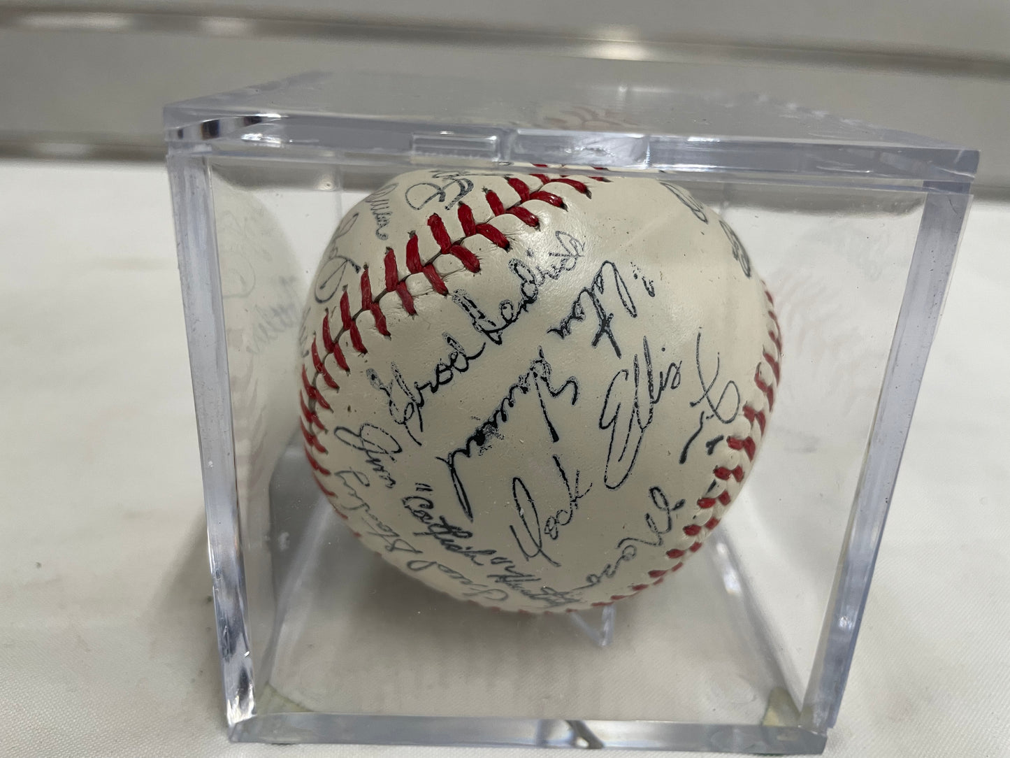 Signed baseball from 1976 World Series. New York Yankee. With display case. Team Signed Auto Baseball Ball Souvenir