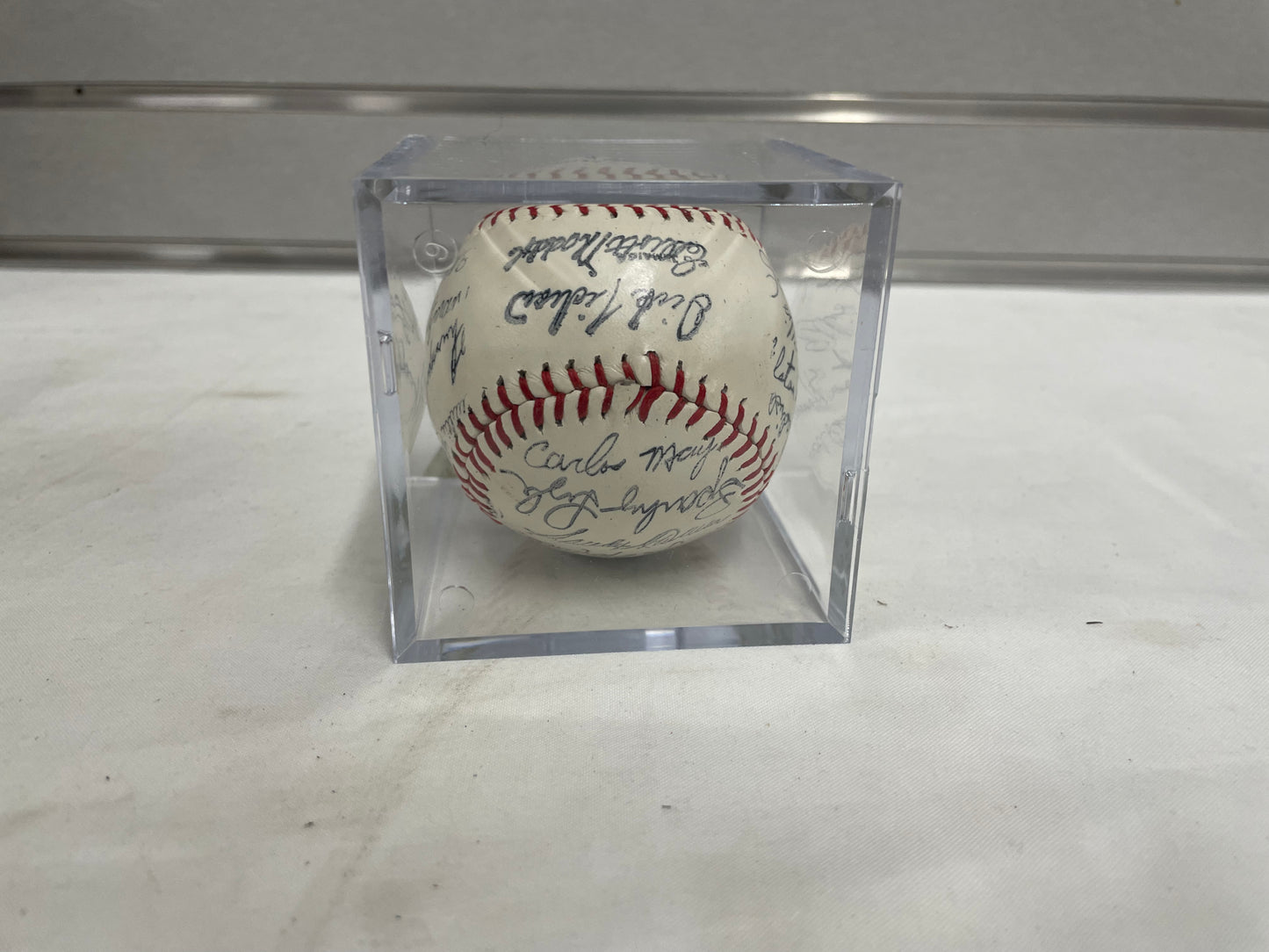 Signed baseball from 1976 World Series. New York Yankee. With display case. Team Signed Auto Baseball Ball Souvenir