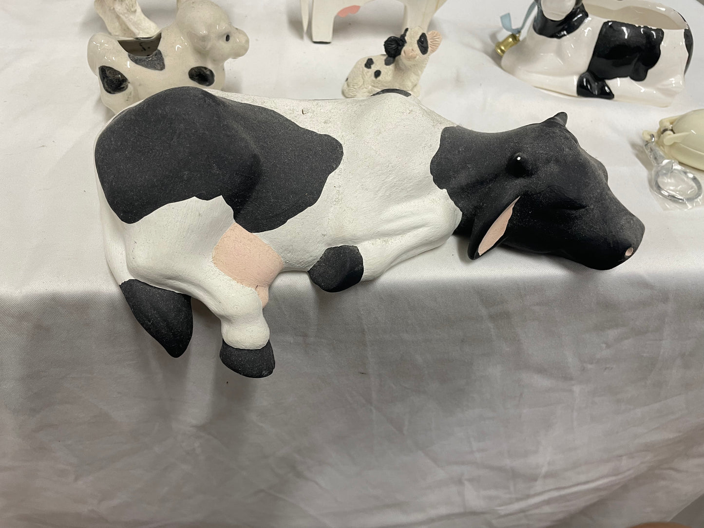 7 piece ceramic cow decoration set. All parts included. Includes keychain.