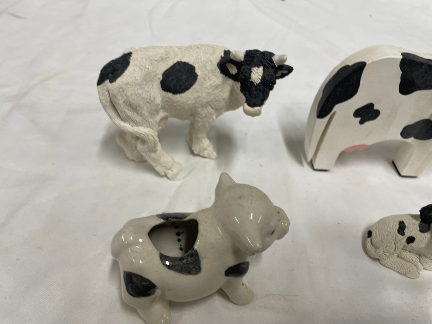 7 piece ceramic cow decoration set. All parts included. Includes keychain.