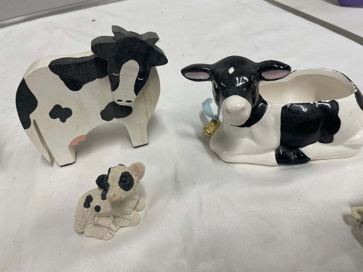 7 piece ceramic cow decoration set. All parts included. Includes keychain.