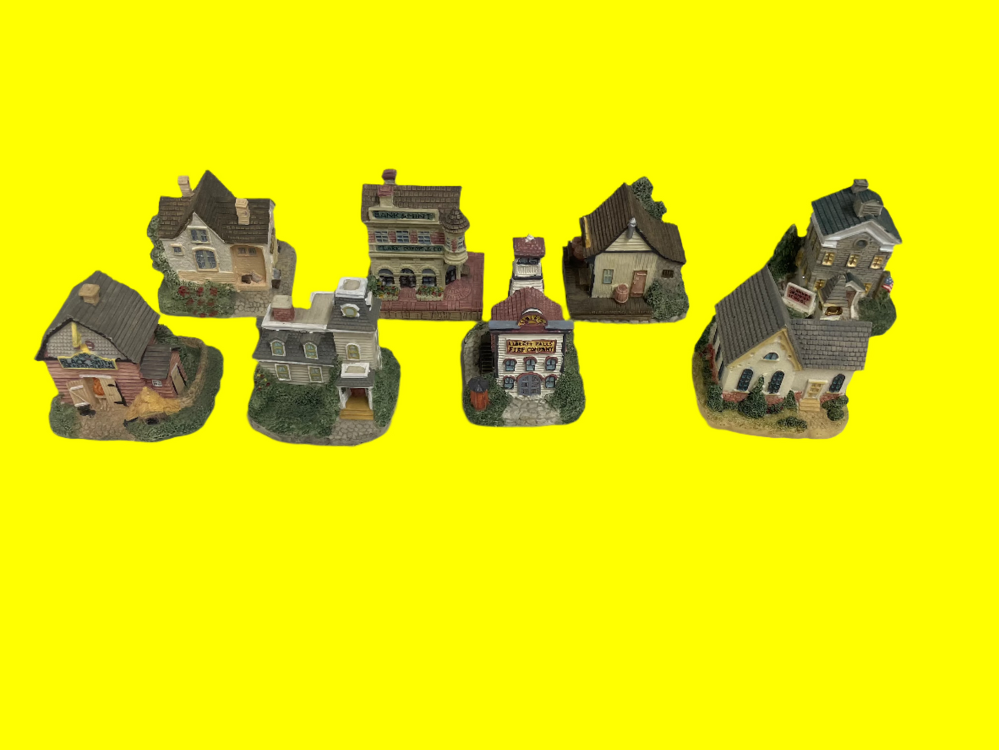 Collection of Mini Homes. Come with 8 houses. Comes with street lights and little figurines