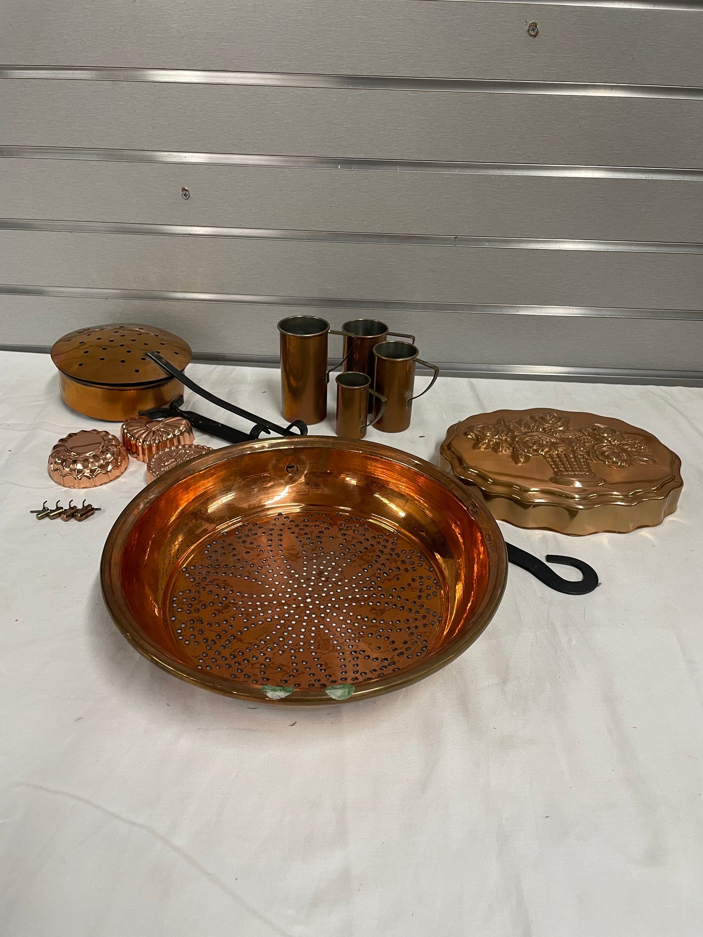 Copper dinner set. Includes four cups two big dishes, three small dishes and copper skillet with hood