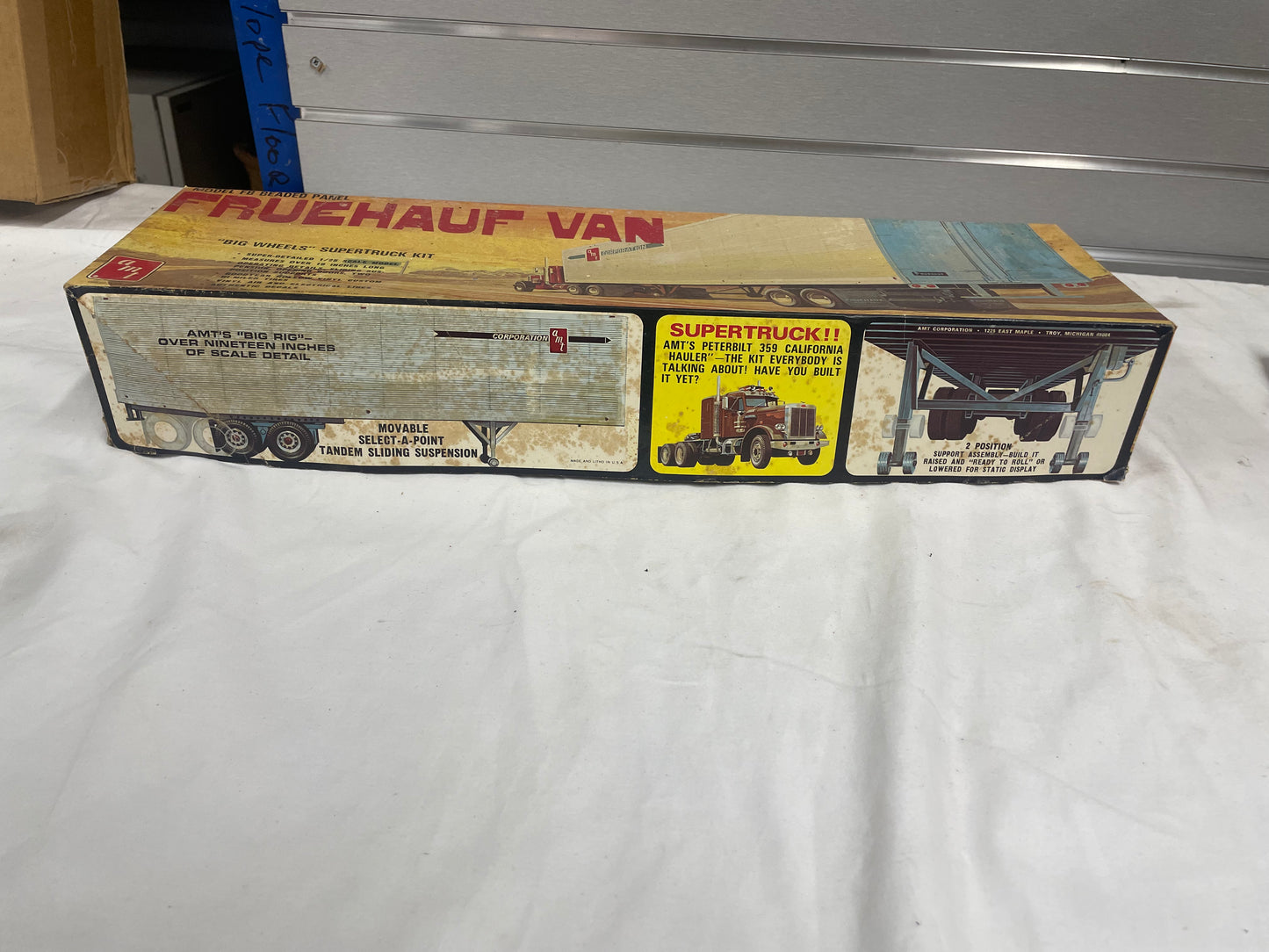 AMT Fruehauf Van Big Wheels Supertruck Kit 1:25 Model Kit