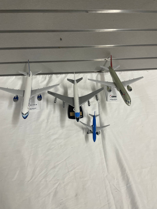 Lot of four commercial air busses. Boeing 757-200 United Airlines 1:150 scale. Boeing 757-200 NWA 1:150 scale. Boeing 747-200B Air Force One. Maisto Bowing 777-200 AM Intercontinental. All plastic