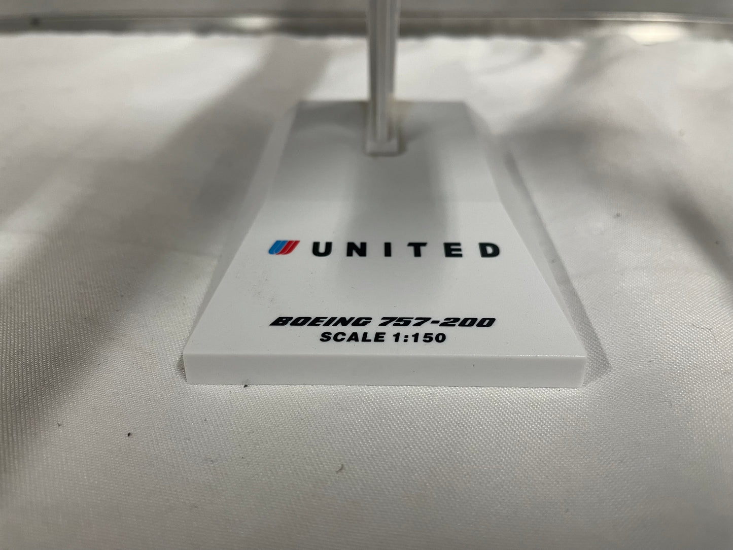 Lot of four commercial air busses. Boeing 757-200 United Airlines 1:150 scale. Boeing 757-200 NWA 1:150 scale. Boeing 747-200B Air Force One. Maisto Bowing 777-200 AM Intercontinental. All plastic