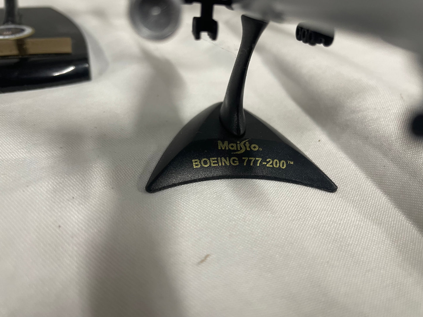 Lot of four commercial air busses. Boeing 757-200 United Airlines 1:150 scale. Boeing 757-200 NWA 1:150 scale. Boeing 747-200B Air Force One. Maisto Bowing 777-200 AM Intercontinental. All plastic