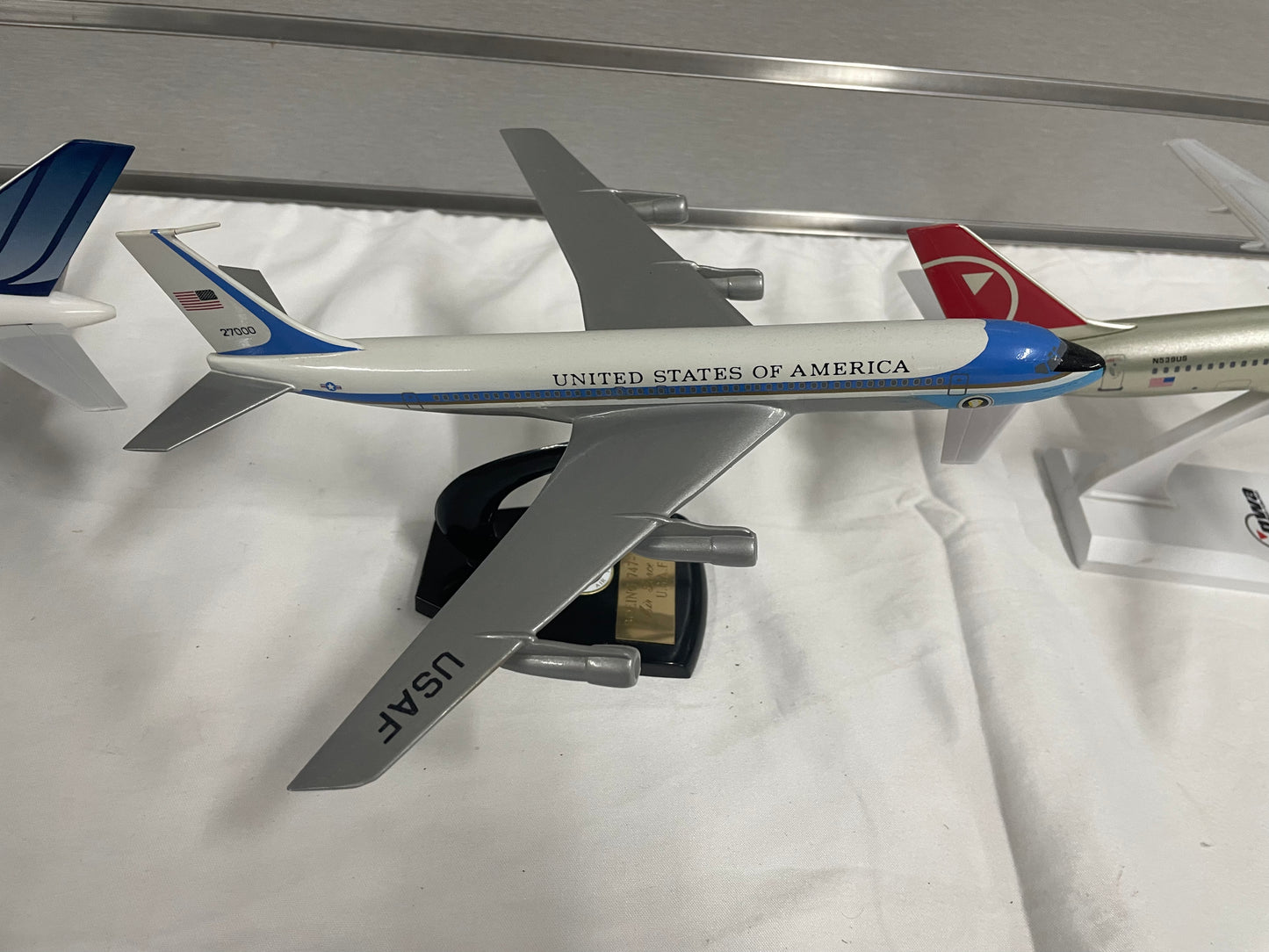 Lot of four commercial air busses. Boeing 757-200 United Airlines 1:150 scale. Boeing 757-200 NWA 1:150 scale. Boeing 747-200B Air Force One. Maisto Bowing 777-200 AM Intercontinental. All plastic