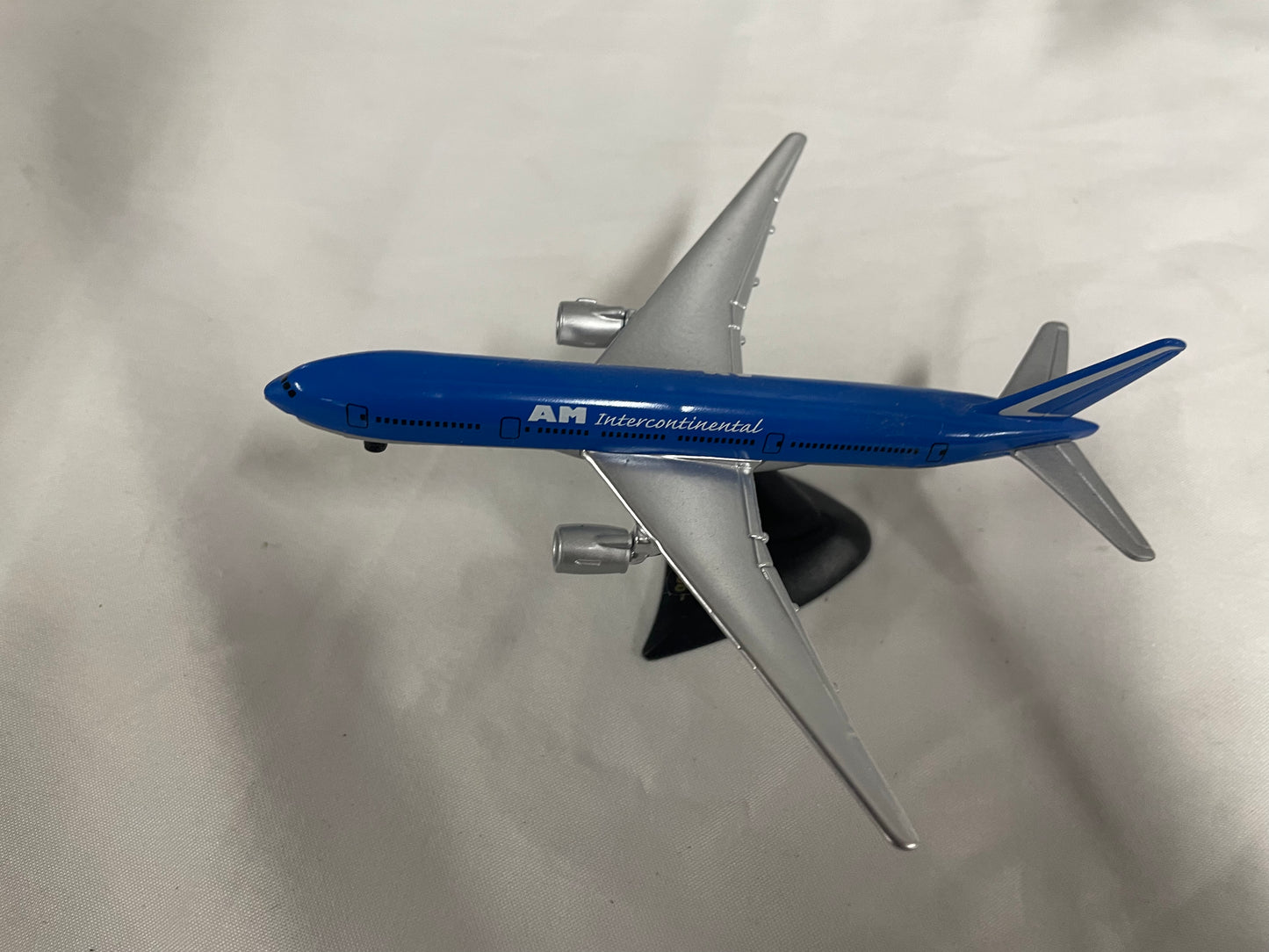 Lot of four commercial air busses. Boeing 757-200 United Airlines 1:150 scale. Boeing 757-200 NWA 1:150 scale. Boeing 747-200B Air Force One. Maisto Bowing 777-200 AM Intercontinental. All plastic