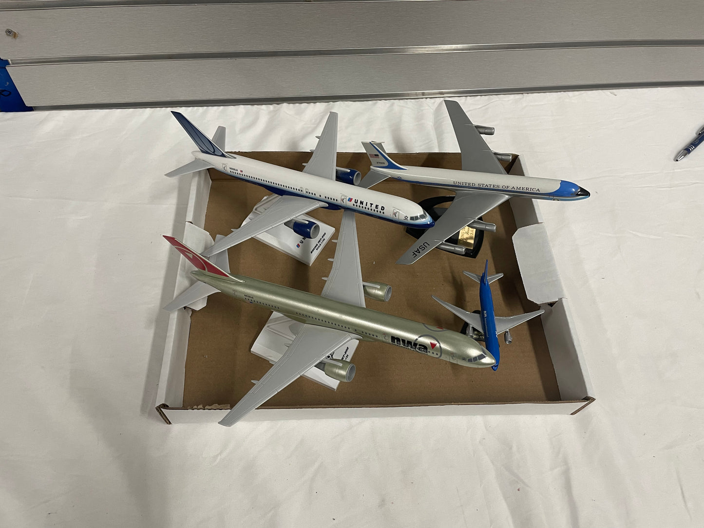 Lot of four commercial air busses. Boeing 757-200 United Airlines 1:150 scale. Boeing 757-200 NWA 1:150 scale. Boeing 747-200B Air Force One. Maisto Bowing 777-200 AM Intercontinental. All plastic