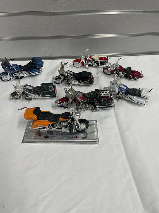 Lot of 8 - 5” plastic motorcycle model s. Harley-Davidson. Screaming Eagle. Police. FLT 01442. Indian. Duo Glide. 8 motorcycles included. Maisto and Matchbox Models. Plastic and Metal. All included