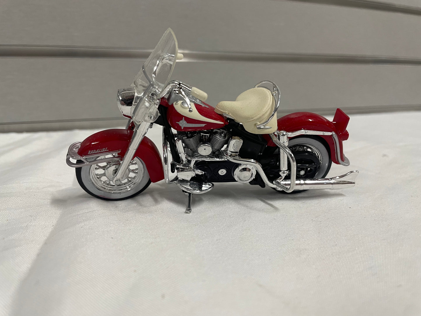 Lot of 8 - 5” plastic motorcycle model s. Harley-Davidson. Screaming Eagle. Police. FLT 01442. Indian. Duo Glide. 8 motorcycles included. Maisto and Matchbox Models. Plastic and Metal. All included