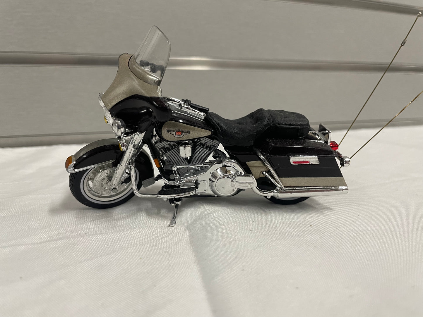 Lot of 8 - 5” plastic motorcycle model s. Harley-Davidson. Screaming Eagle. Police. FLT 01442. Indian. Duo Glide. 8 motorcycles included. Maisto and Matchbox Models. Plastic and Metal. All included