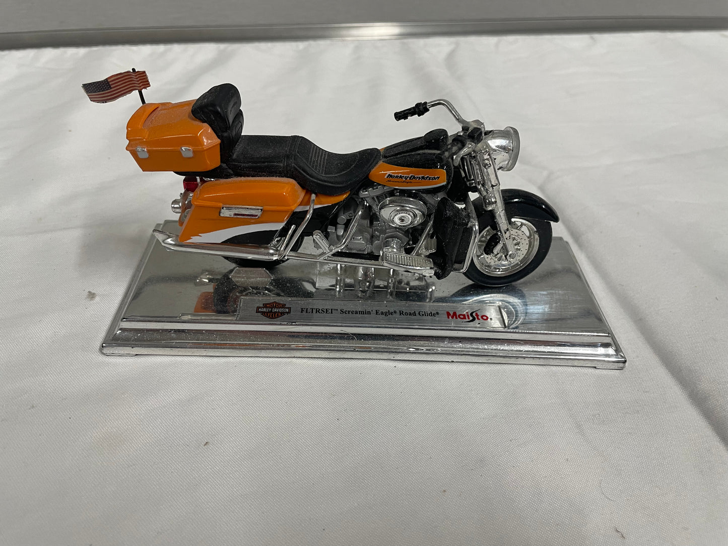 Lot of 8 - 5” plastic motorcycle model s. Harley-Davidson. Screaming Eagle. Police. FLT 01442. Indian. Duo Glide. 8 motorcycles included. Maisto and Matchbox Models. Plastic and Metal. All included