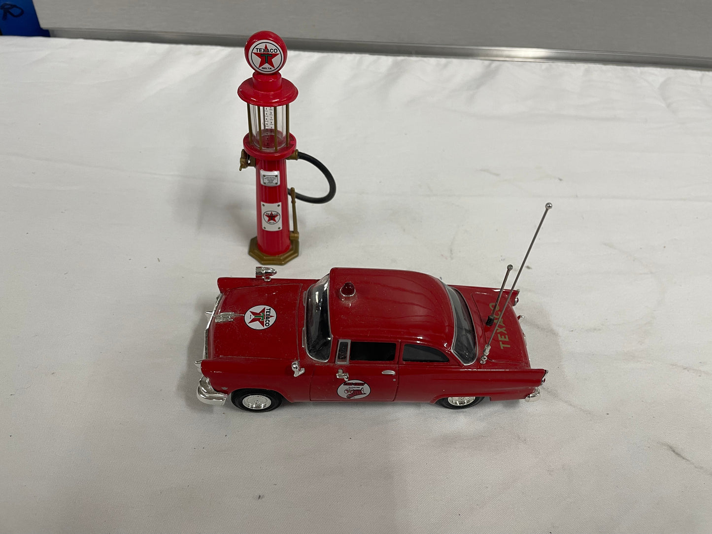 Texaco Die Cast Ford 3421 Car with Texaco Gas pump. Red car and red pump. Both pieces included. 1:36 scale.