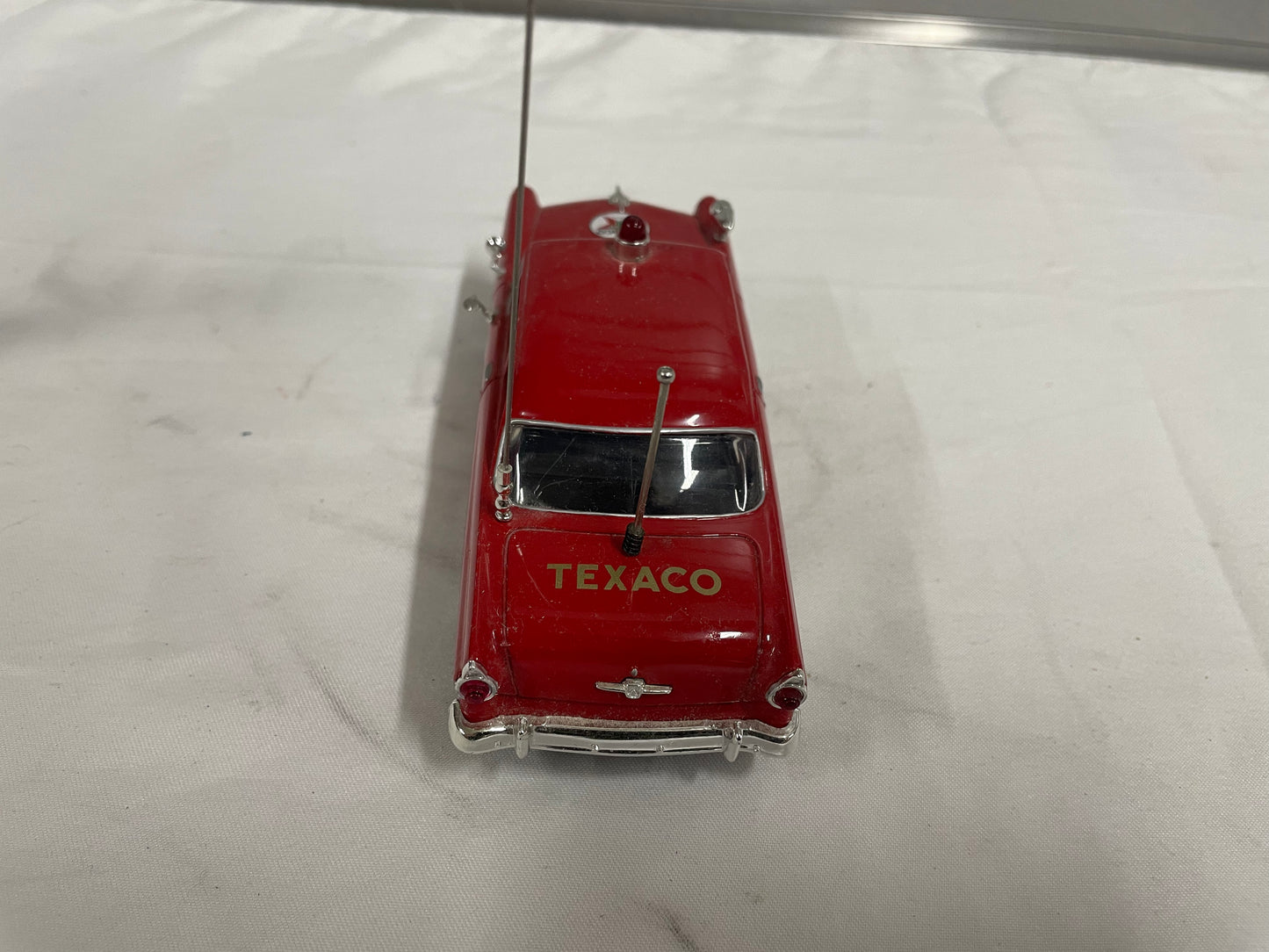 Texaco Die Cast Ford 3421 Car with Texaco Gas pump. Red car and red pump. Both pieces included. 1:36 scale.