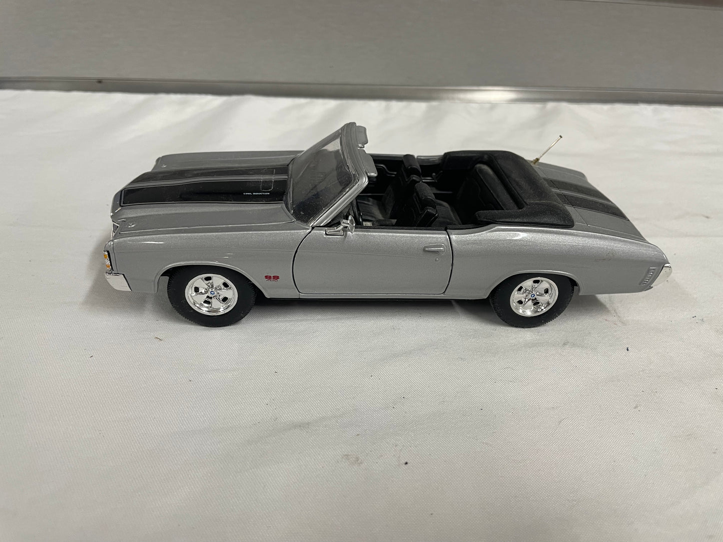 1971 Chevrolet Chevelle SS 454 Diecast model car by Welly. Gray convertible w Black stripe. 1:24 scale model.