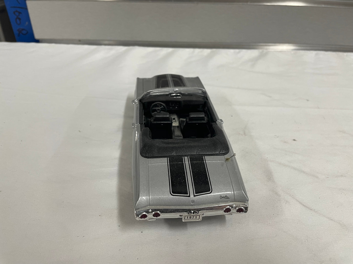 1971 Chevrolet Chevelle SS 454 Diecast model car by Welly. Gray convertible w Black stripe. 1:24 scale model.