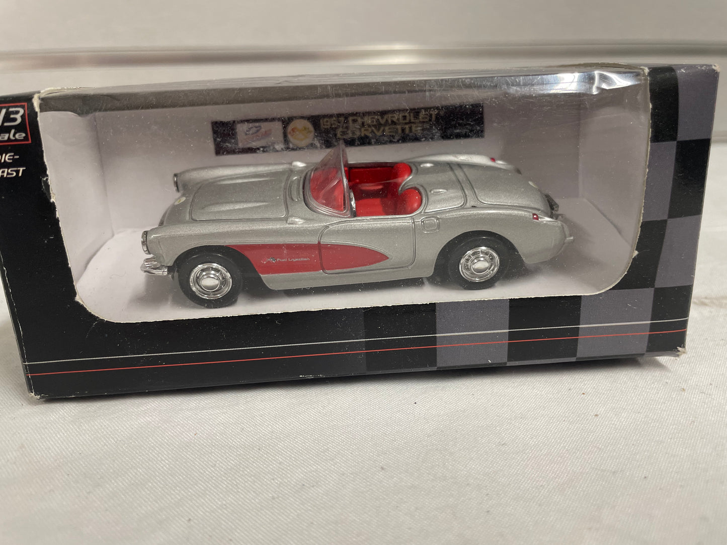 City Cruiser 1957 Chevrolet Corvette. 1:43 die cast model car