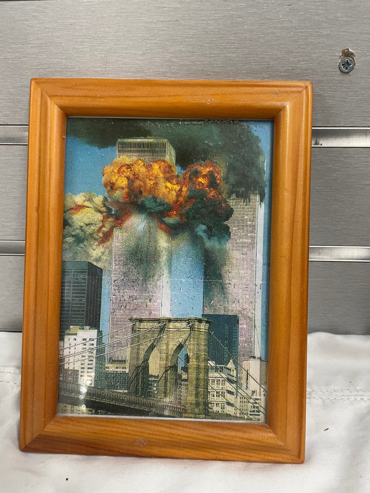 September 11, 2001Trubute Pictures and Models. Comes with 2 handcrafted models and three pictures with frames  5170057