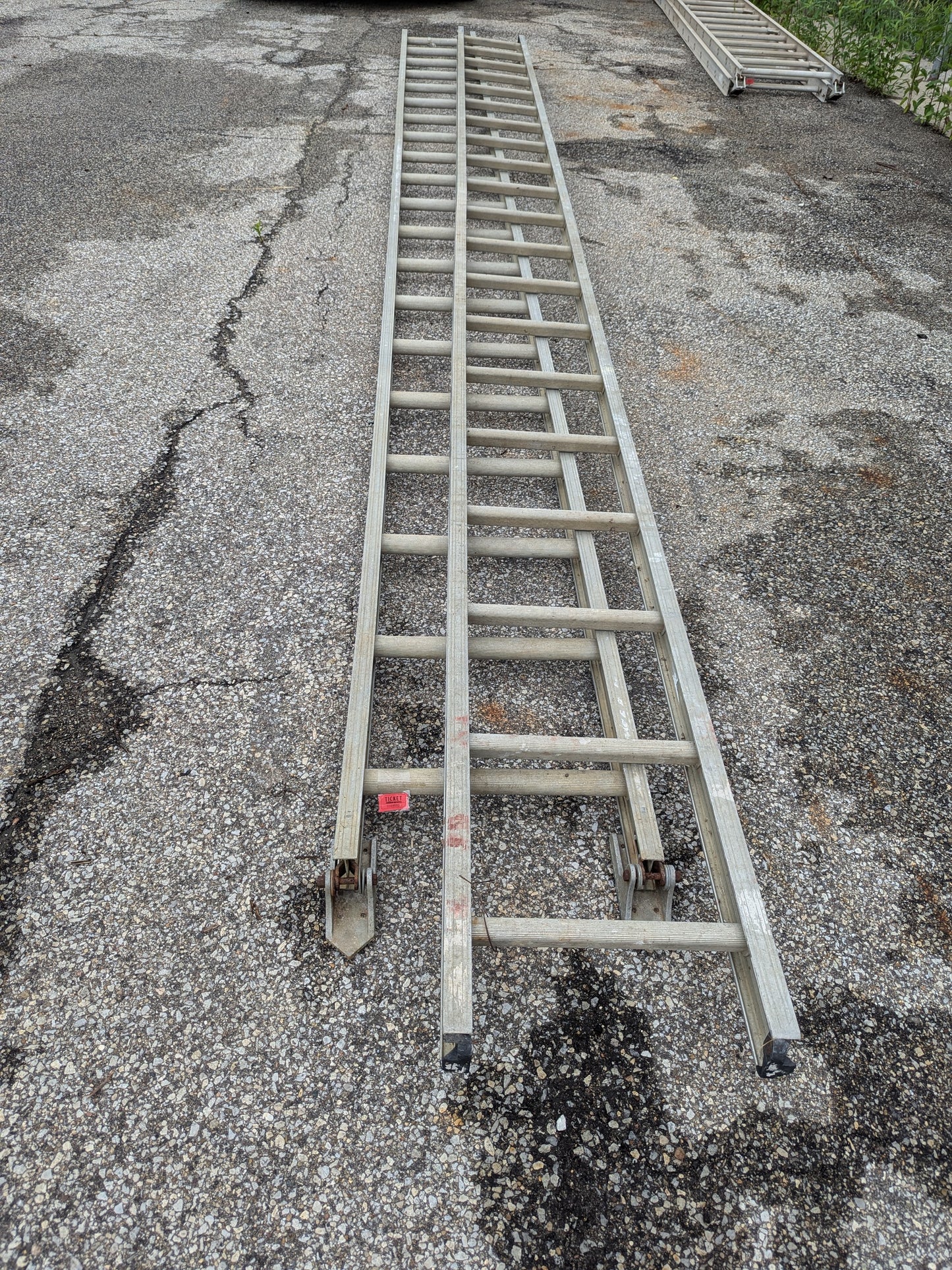 40 extension ladder, no locking dogs available,  no hayard. Good for (2) straight ladders