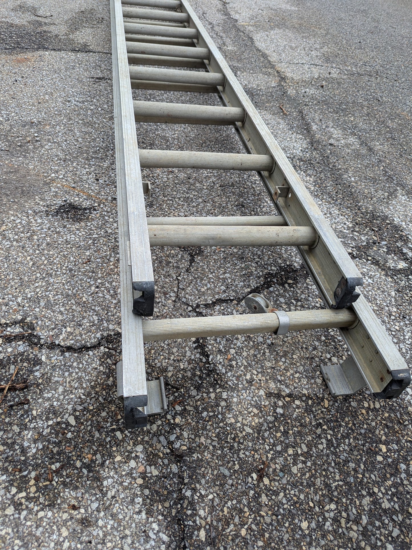 40 extension ladder, no locking dogs available,  no hayard. Good for (2) straight ladders